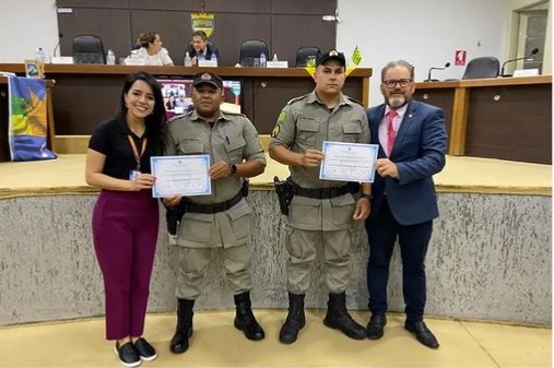 Vereador Ciê e Vereadora Delegada Fernanda homenageiam Sargentos Godoi e Ronaldo