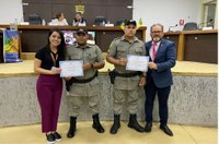 Vereador Ciê e Vereadora Delegada Fernanda homenageiam Sargentos Godoi e Ronaldo