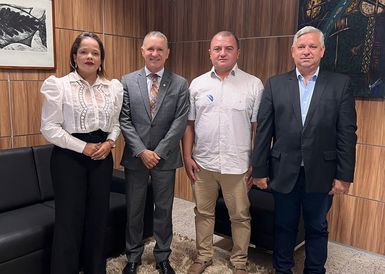 Vereadora Roberta Brito e presidente Marquim Araújo visitam Dr. Wilson Dias