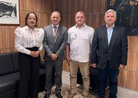 Vereadora Roberta Brito e presidente Marquim Araújo visitam Dr. Wilson Dias