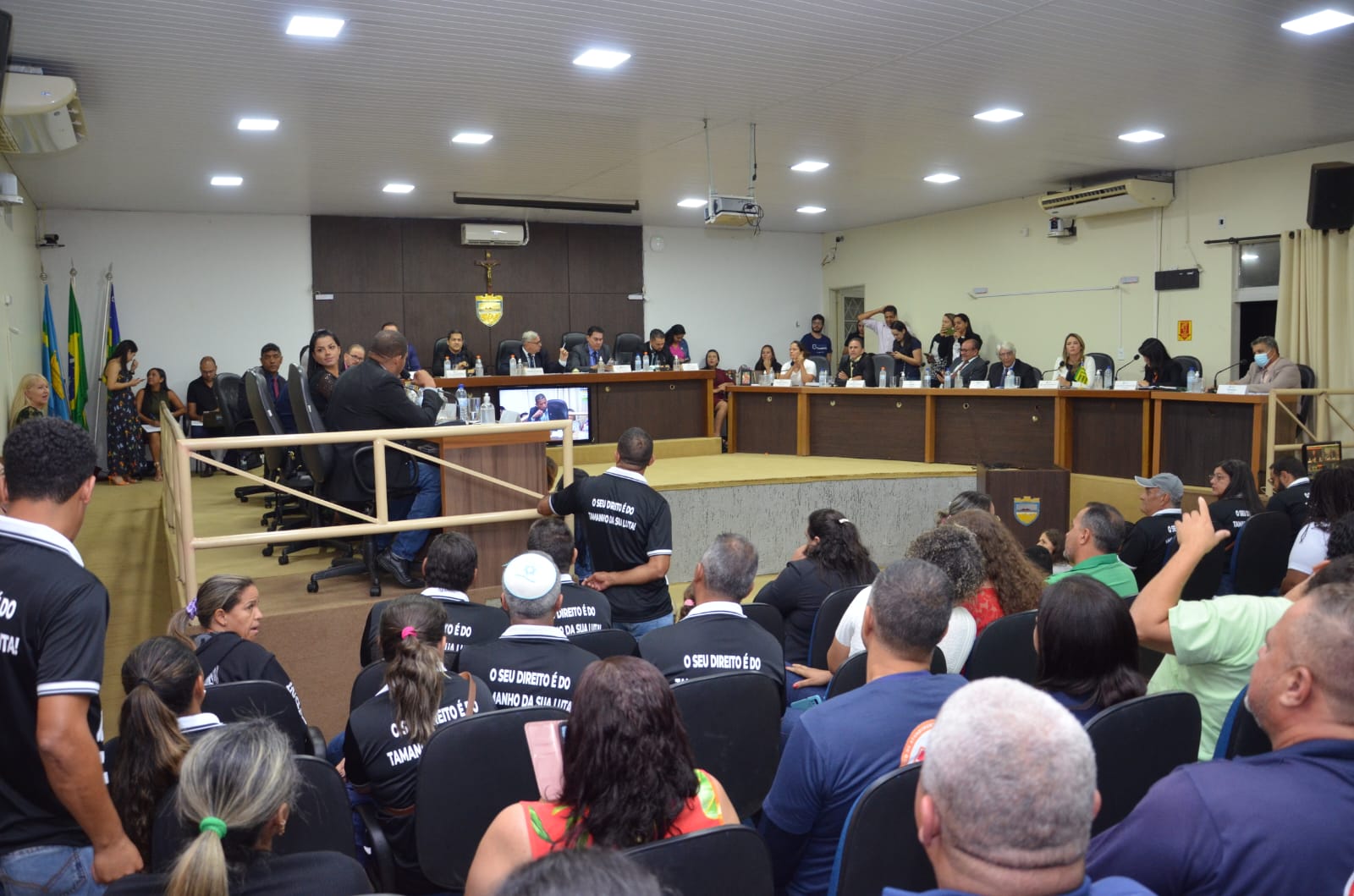 Vereadores aprovam reajuste da tabela salarial e projetos da Sessão Extraordinária