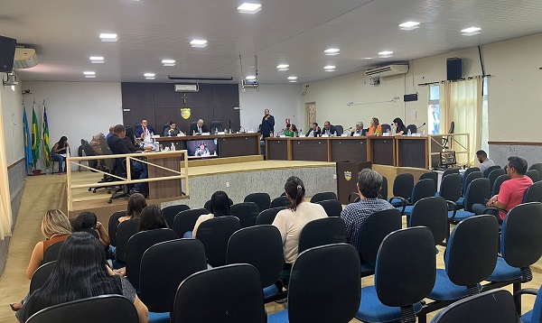 Vereadores aprovaram 12 projetos em extraordinária