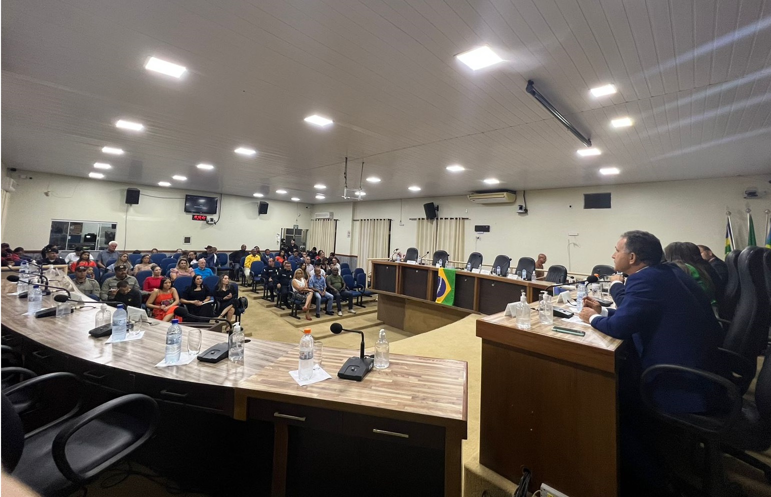 Vereadores concedem moção à 89 pessoas